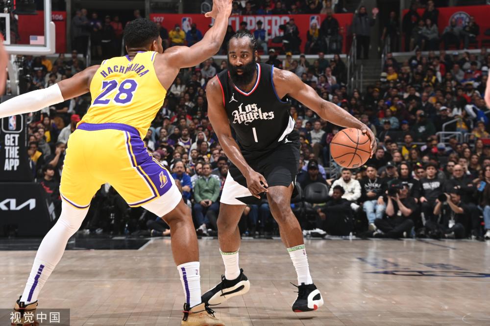 告别功勋！球迷在巴尔德贝巴斯外挂横幅支持安切洛蒂.